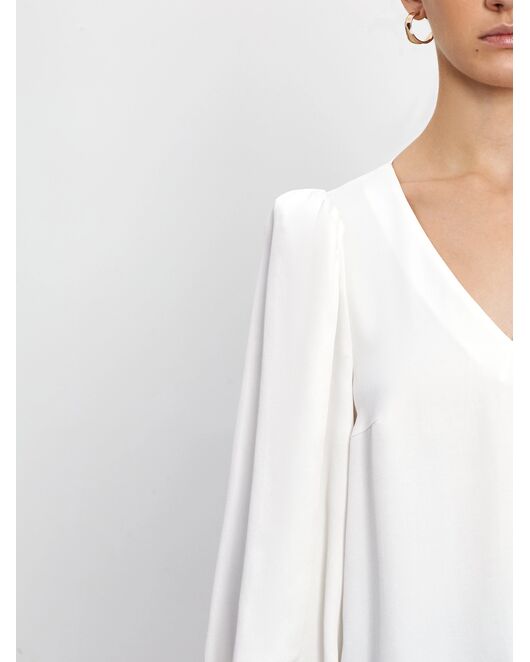 Женская блуза с V-образным вырезом и объемными рукавами от byME 