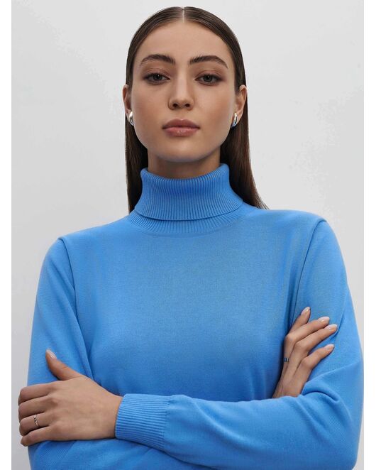 Женский свитер с высоким воротником голубой от byME 