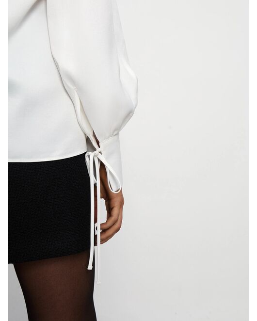 Женская блуза с V-образным вырезом и объемными рукавами от byME 