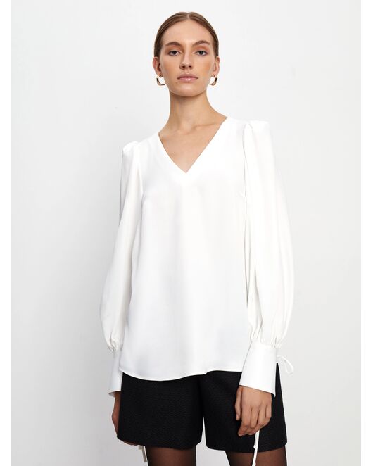 Женская блуза с V-образным вырезом и объемными рукавами от byME 