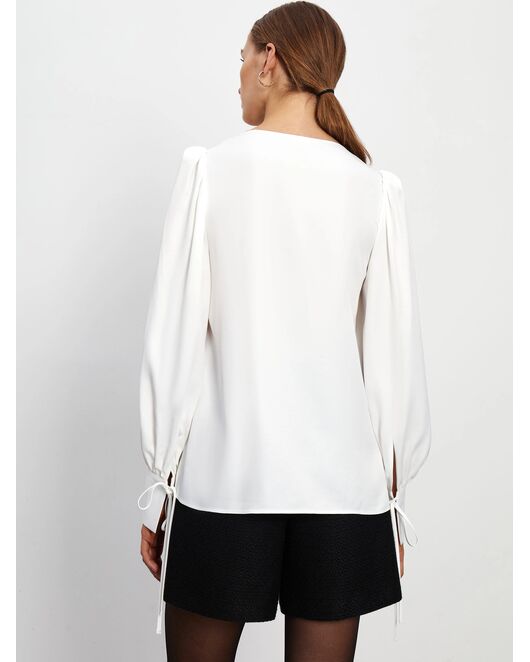 Женская блуза с V-образным вырезом и объемными рукавами от byME 