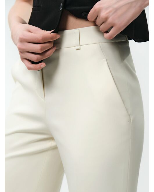 Классические брюки на средней посадке молочные от byME 