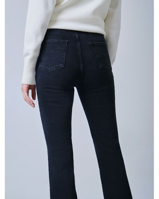 Женские джинсы-клеш со средней посадкой чёрные от byME 