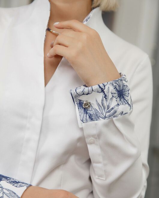 Женская рубашка под запонку воротник стойка белая с отделкой цветы - 8441 от byME  Женская рубашка под запонку воротник стойка белая с отделкой цветы - 8441 от byME