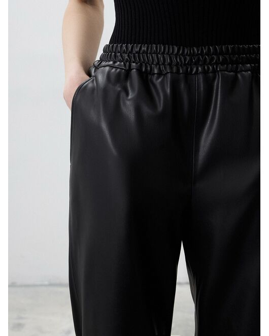 Женские прямые брюки на резинке из экокожи от byME 