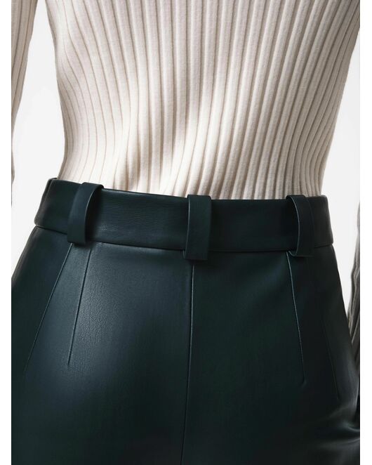 Брюки из экокожи со стрелками тёмно-зелёные от ByME 