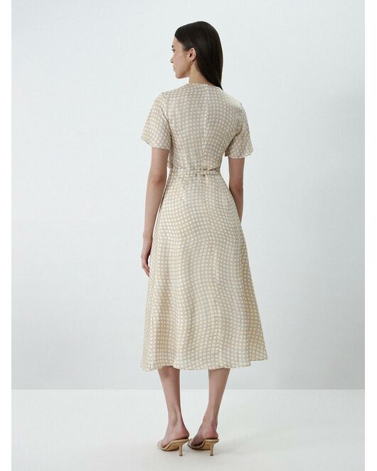 Атласное платье с декоративным узлом от byME 