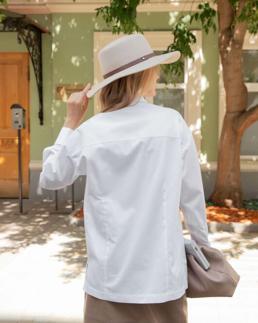 Женская рубашка белая прямого силуэта с универсальной манжетой - 8506 от byME 