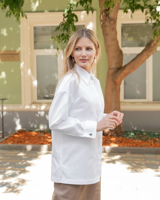 Женская рубашка белая прямого силуэта с универсальной манжетой - 8506 от byME 