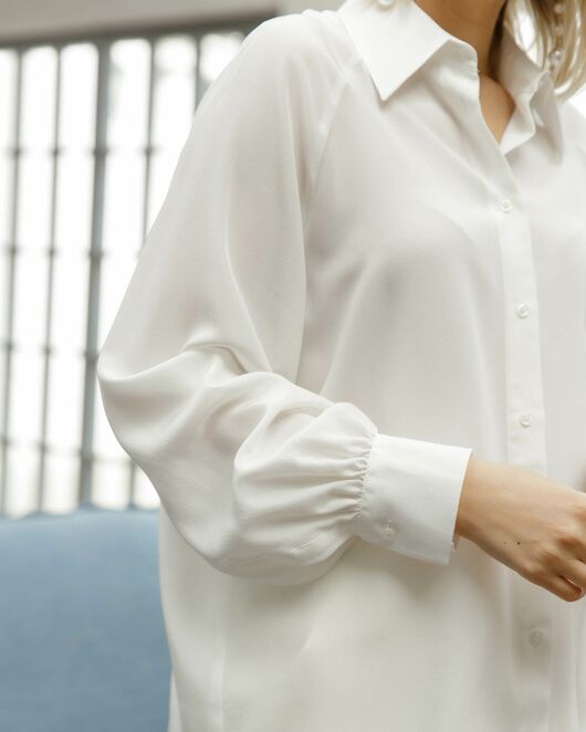 Шелковая женская рубашка оверсайз под пуговицу с пышным рукавом белая - 8518 от byME 