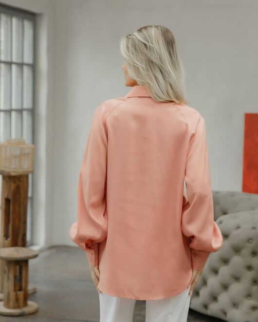 Женская рубашка в оверсайз под пуговицу с пышным рукавом персиковая - 8519 от  