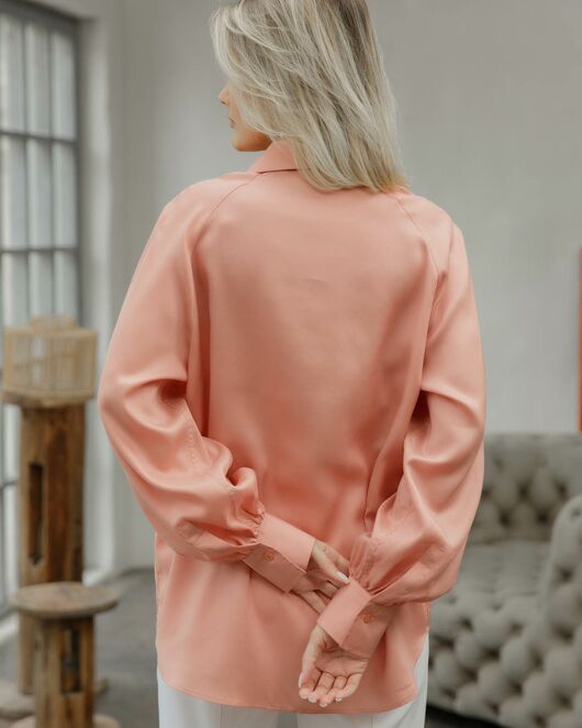 Женская рубашка в оверсайз под пуговицу с пышным рукавом персиковая - 8519 от  
