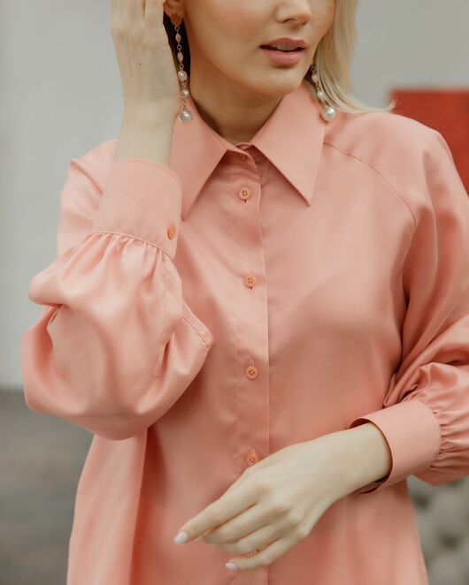 Женская рубашка в оверсайз под пуговицу с пышным рукавом персиковая - 8519 от  