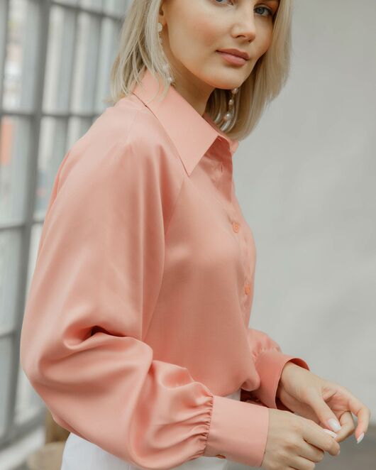 Женская рубашка в оверсайз под пуговицу с пышным рукавом персиковая - 8519 от  