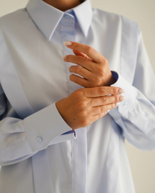 Женская рубашка голубая из хлопка с интересной манжетой под пуговицы 8550 от ByME 