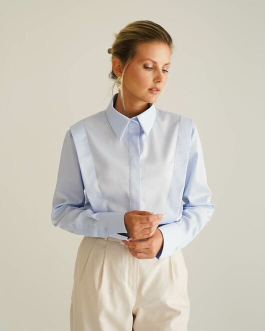 Женская рубашка голубая из хлопка с интересной манжетой под пуговицы 8550 от ByME 