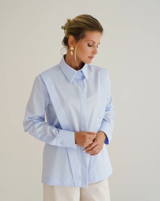 Женская рубашка голубая из хлопка с интересной манжетой под пуговицы 8550 от ByME 