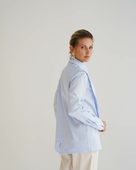Женская рубашка голубая из хлопка с интересной манжетой под пуговицы 8550 от ByME 
