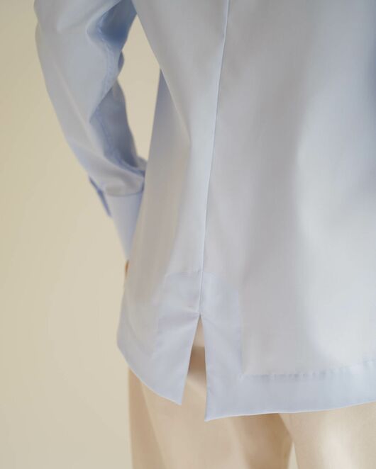 Женская рубашка голубая из хлопка с интересной манжетой под пуговицы 8550 от ByME 