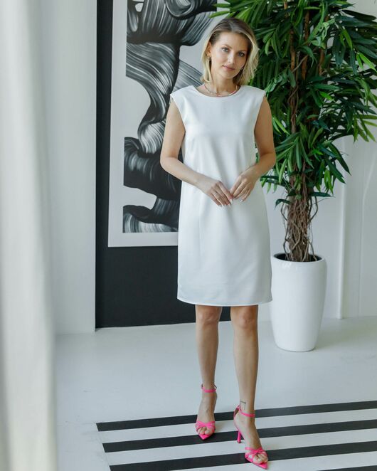 Атласное платье с акцентными плечами от ByME 