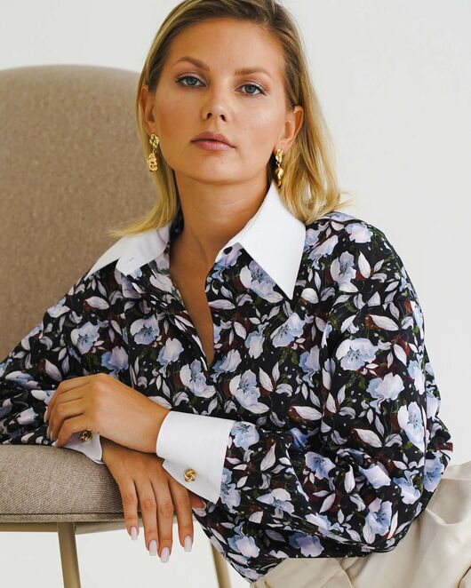 Женская рубашка принт белые маки на тёмном фоне -8541 от byME 