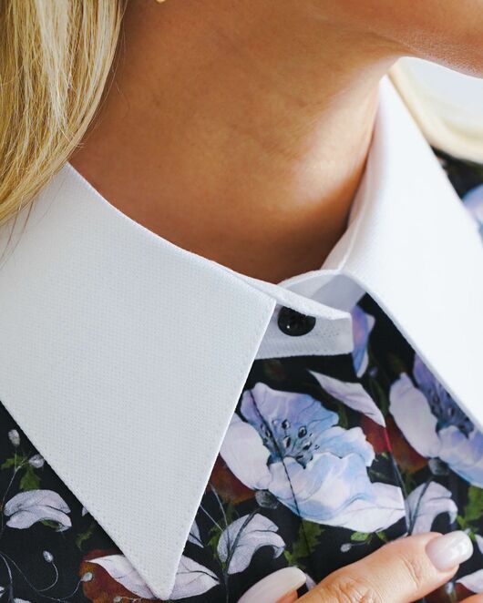 Женская рубашка принт белые маки на тёмном фоне -8541 от byME 