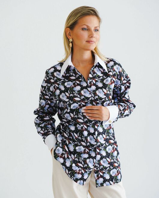 Женская рубашка принт белые маки на тёмном фоне -8541 от byME 