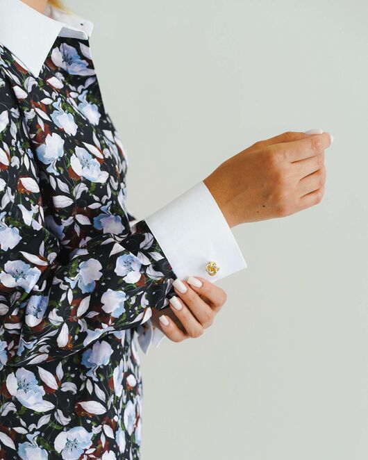 Женская рубашка принт белые маки на тёмном фоне -8541 от byME 