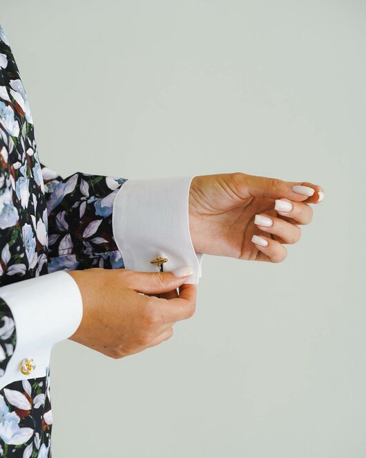 Женская рубашка принт белые маки на тёмном фоне -8541 от byME 