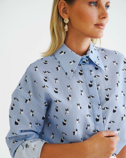 Женская рубашка с универсальным манжетом принт щенки на голубом фоне - 8542 от byME 