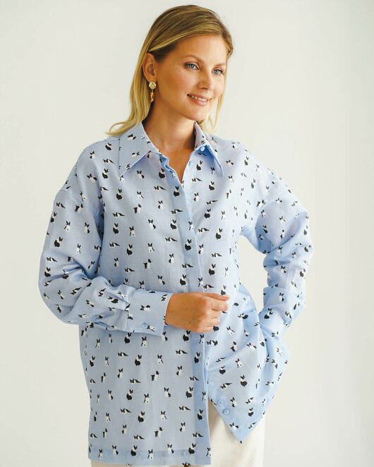 Женская рубашка с универсальным манжетом принт щенки на голубом фоне - 8542 от byME 