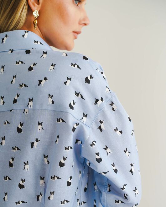Женская рубашка с универсальным манжетом принт щенки на голубом фоне - 8542 от byME 