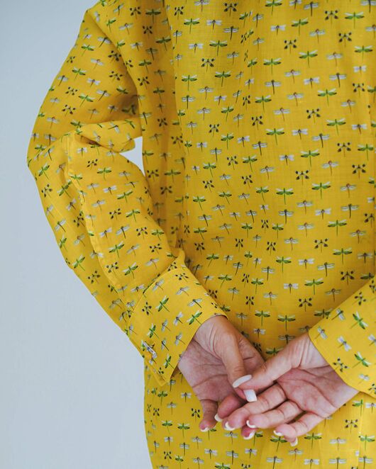 Женская рубашка из крапивы с универсальным манжетом стрекозы на жёлтом фоне - 8543 от byME 