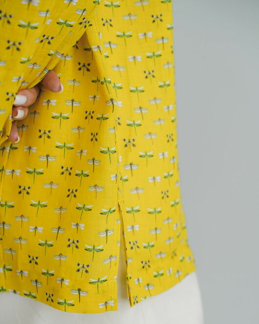 Женская рубашка из крапивы с универсальным манжетом стрекозы на жёлтом фоне - 8543 от byME 