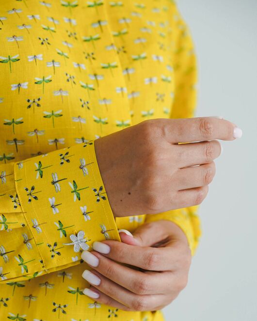 Женская рубашка из крапивы с универсальным манжетом стрекозы на жёлтом фоне - 8543 от byME 