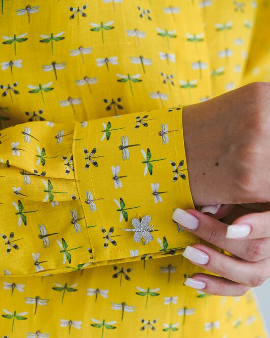 Женская рубашка из крапивы с универсальным манжетом стрекозы на жёлтом фоне - 8543 от byME 