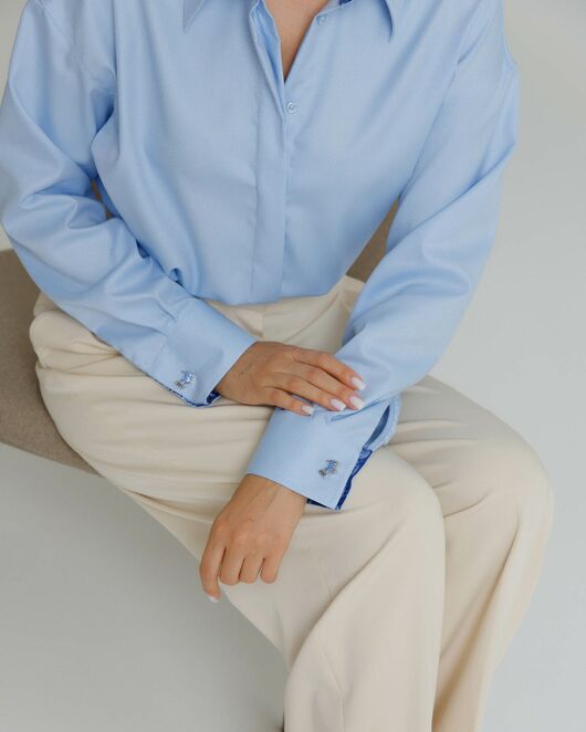 Рубашка женская из хлопка в прямом силуэте с отделкой , с универсальной манжетой - 8580 от byME  Рубашка женская из хлопка в прямом силуэте с отделкой , с универсальной манжетой - 8580 от byME