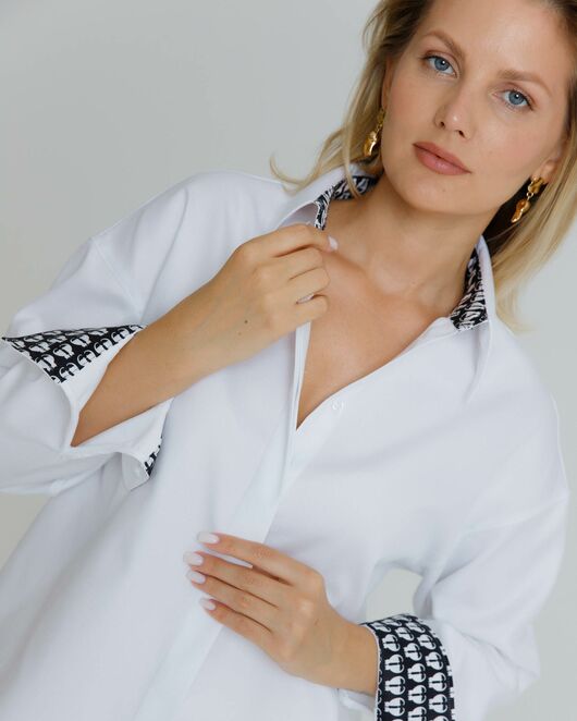 Рубашка женская в белом цвете с отделкой, в прямом силуэте с универсальной манжетой  - 8581 от byME 