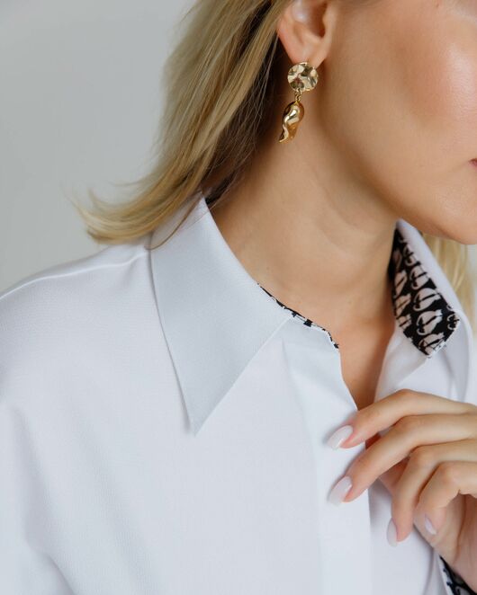 Рубашка женская в белом цвете с отделкой, в прямом силуэте с универсальной манжетой  - 8581 от byME 