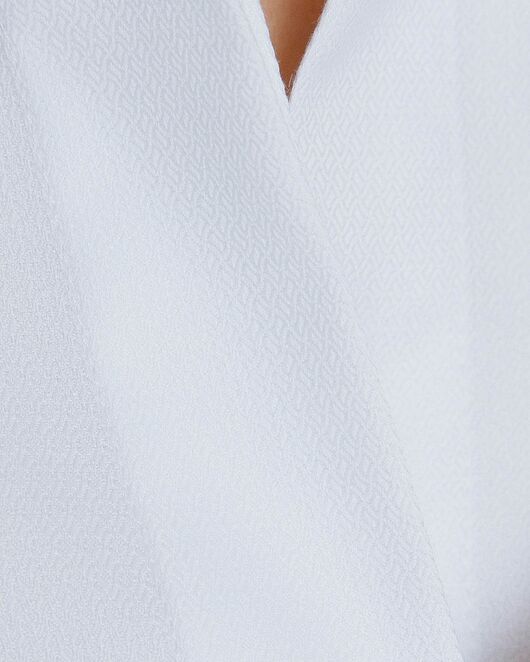 Рубашка женская в белом цвете с отделкой, в прямом силуэте с универсальной манжетой  - 8581 от byME 