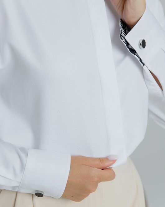 Рубашка женская в белом цвете с отделкой, в прямом силуэте с универсальной манжетой  - 8581 от byME 