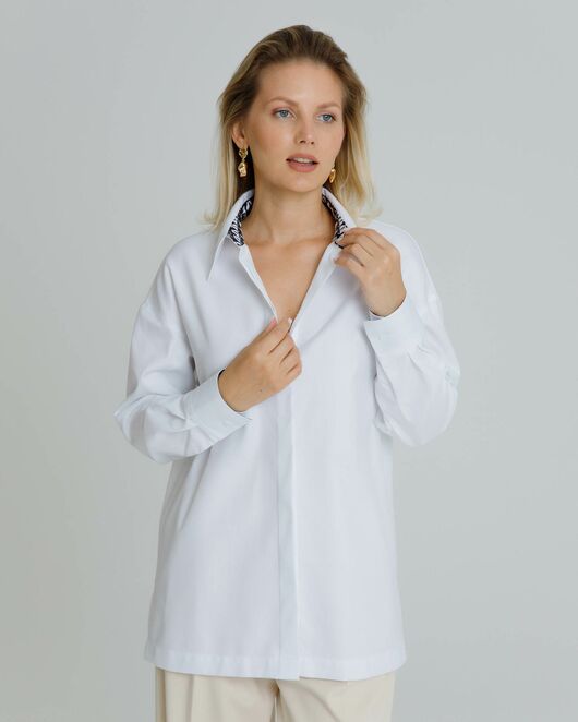 Рубашка женская в белом цвете с отделкой, в прямом силуэте с универсальной манжетой  - 8581 от byME 