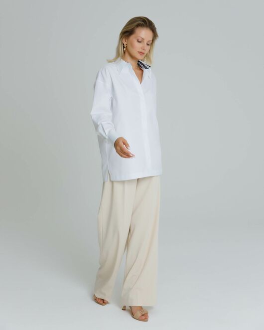 Рубашка женская в белом цвете с отделкой, в прямом силуэте с универсальной манжетой  - 8581 от byME 