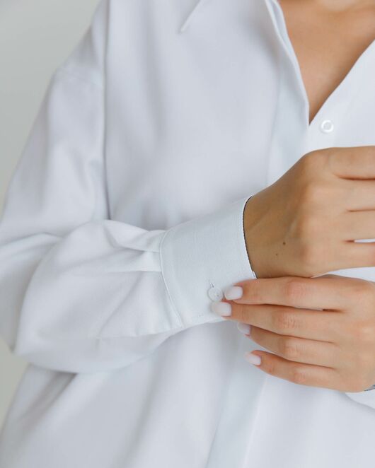 Рубашка женская в белом цвете с отделкой, в прямом силуэте с универсальной манжетой  - 8581 от byME 