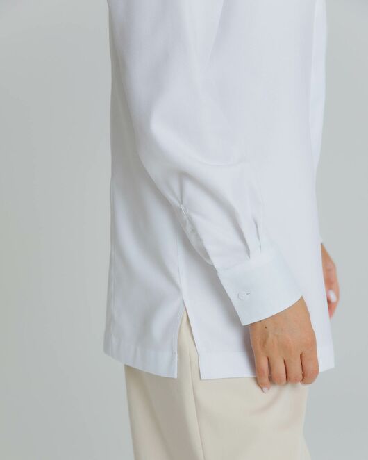 Рубашка женская в белом цвете с отделкой, в прямом силуэте с универсальной манжетой  - 8581 от byME 