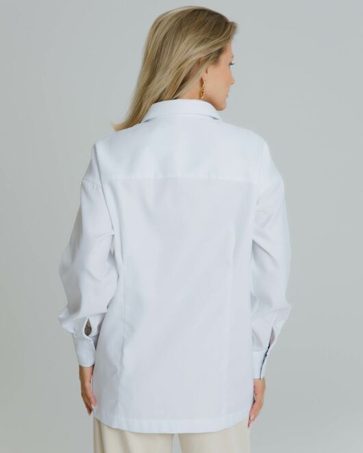 Рубашка женская в белом цвете с отделкой, в прямом силуэте с универсальной манжетой  - 8581 от byME 