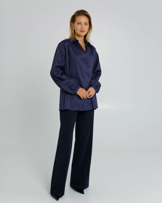 Женская рубашка на запах из хлопка сатиного плетения синяя в белый горошек  - 8604 от byME 