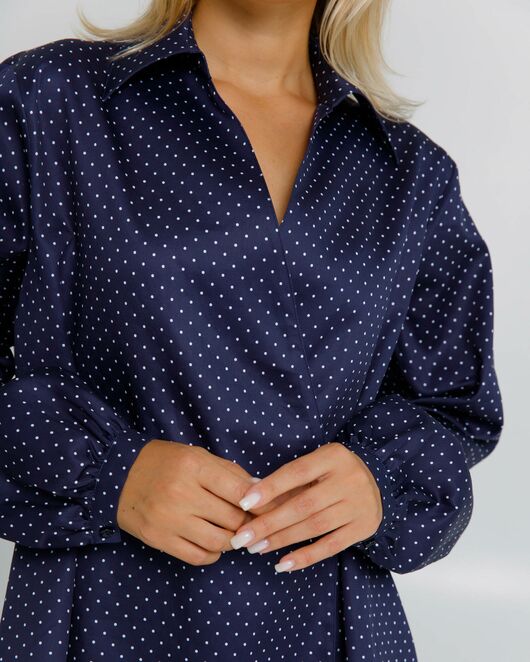 Женская рубашка на запах из хлопка сатиного плетения синяя в белый горошек  - 8604 от byME 