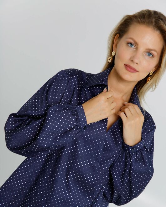 Женская рубашка на запах из хлопка сатиного плетения синяя в белый горошек  - 8604 от byME 