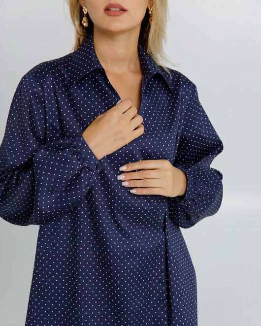 Женская рубашка на запах из хлопка сатиного плетения синяя в белый горошек  - 8604 от byME 